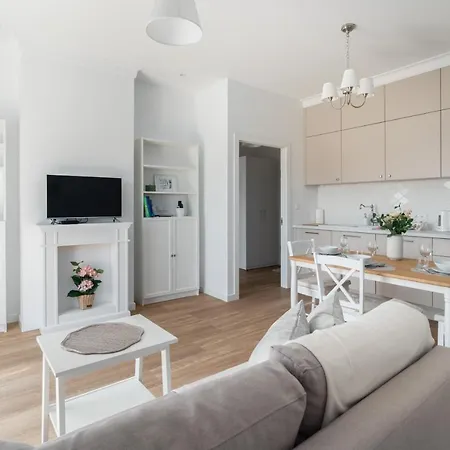 White Elegance With Ac & Parking Garage By Renters Apartment *