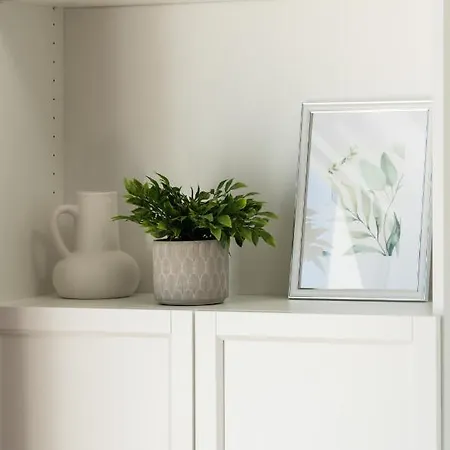 White Elegance With Ac & Parking Garage By Renters Apartment *