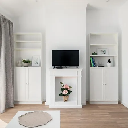 Apartment White Elegance With Ac & Parking Garage By Renters *