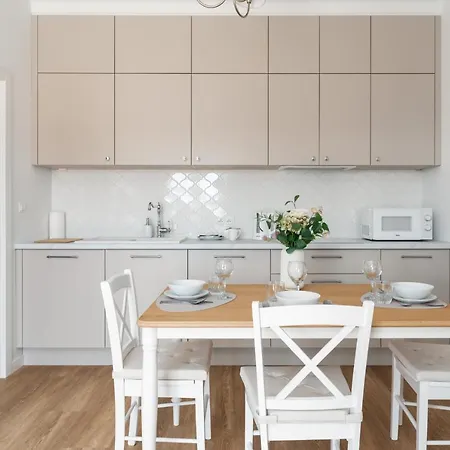 White Elegance With Ac & Parking Garage By Renters Apartment Poznan