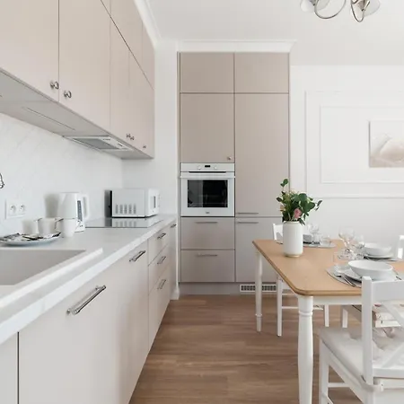 White Elegance With Ac & Parking Garage By Renters Apartment *