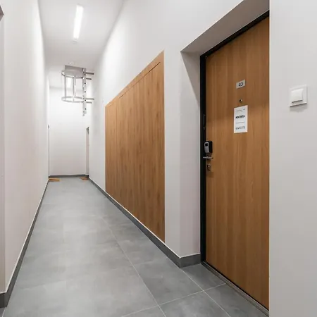 White Elegance With Ac & Parking Garage By Renters Apartment Poznan